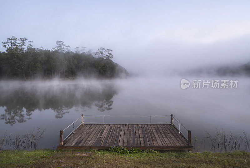 早上在泰国清迈的Baan Wat Chan，美丽的自然风景和宁静的湖景